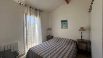 2 bedrooms, iron/ironing board, free WiFi