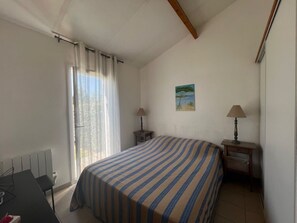 2 bedrooms, iron/ironing board, free WiFi