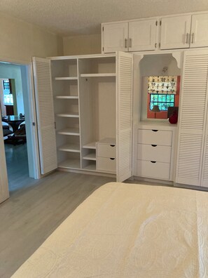 2 bedrooms, desk, iron/ironing board, WiFi