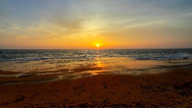 A beach at sunset with the sun low on the horizon, reflecting on the water. - Jennifers Villa, Make your soul full in Love and Peace in Negombo AC,Wifi,Beach (Negombo)