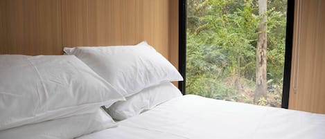 1 bedroom, bed sheets