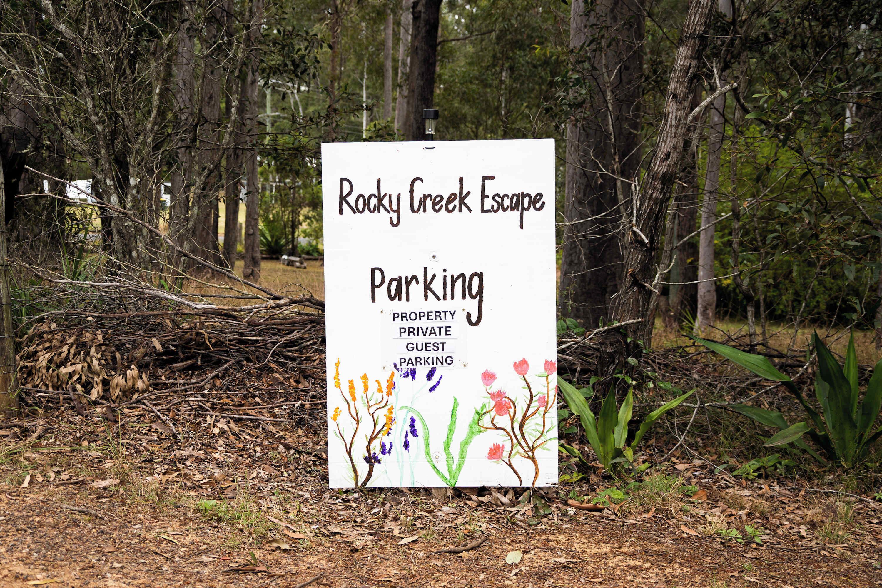 Schild für Rocky Creek Escape, Parkplatz für Gäste.