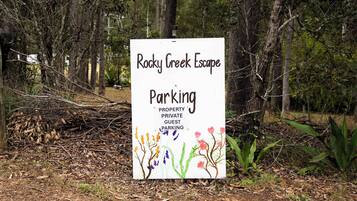 Schild für Rocky Creek Escape, Parkplatz für Gäste.