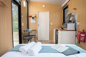 1 bedroom, bed sheets - Rocky Creek Escape by Tiny Away (Glenwood)