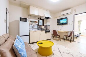 Comfort Apartment, Non Smoking (201) | Living area | 15-cm TV with cable channels