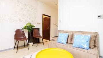 Comfort Apartment, Non Smoking (201) | Living area | 15-cm TV with cable channels