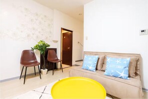 Comfort Apartment, Non Smoking (201) | Living area | 15-cm TV with cable channels