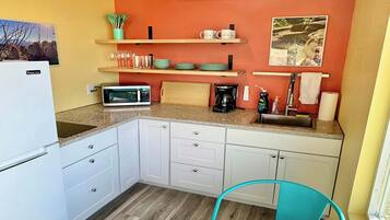 Refrigerador, microondas, parrilla de estufa y cafetera y tetera