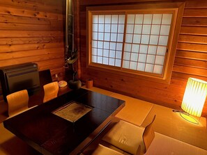 Dining - 1 couple per day Balcony with a view of the Seto Inland Sea, private space with friends and family, private time! (3 Western-style rooms and 1 Japanese-style room) Pets are allowed. (小豆島町)