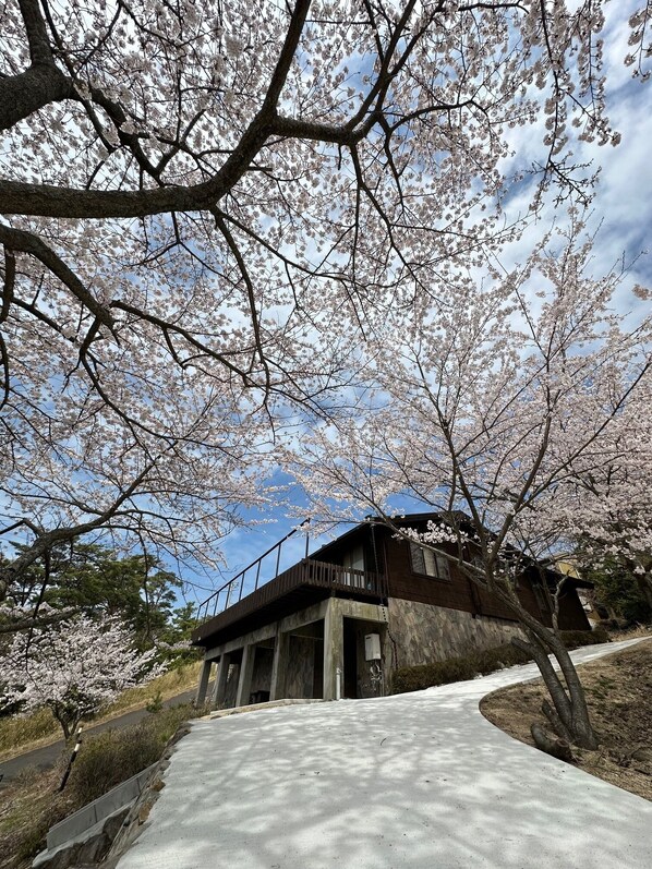 Exterior - 1 couple per day Balcony with a view of the Seto Inland Sea, private space with friends and family, private time! (3 Western-style rooms and 1 Japanese-style room) Pets are allowed. (小豆島町)