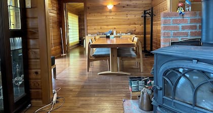 1 couple per day Balcony with a view of the Seto Inland Sea, private space with friends and family, private time! (3 Western-style rooms and 1 Japanese-style room) Pets are allowed.