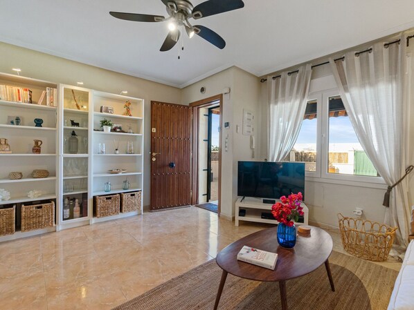 TV - Residencial Villa Madrid by Interhome (Torrevieja)