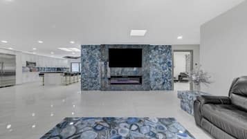 Een smart-tv, een open haard, een tafeltennistafel en boeken