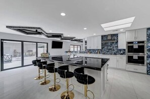 冰箱、微波炉、烤箱、炉灶