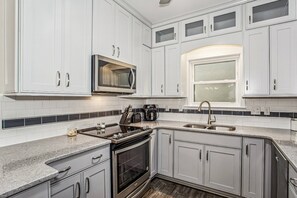 Kylskåp, mikrovågsugn, diskmaskin och kaffe- och tebryggare