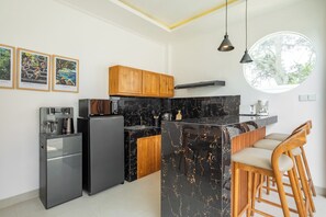 Kaffe-/temaskine, elkedel, brødrister, riskoger