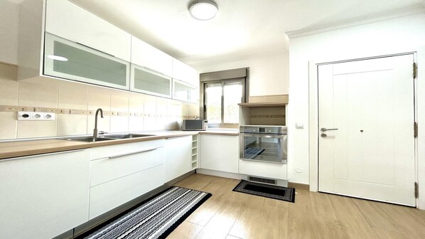 Fridge, microwave, oven, coffee/tea maker