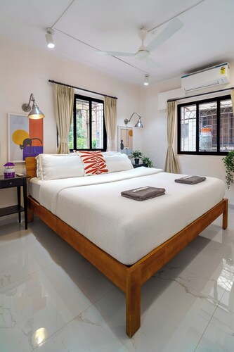 Cozy 2-bedroom apartment in amazing Mumbai with WiFi, AC