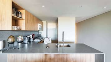 Een koelkast, een magnetron, een oven, een kookplaat