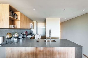 Fridge, microwave, oven, stovetop - Punto Nima: Stylish Apt with Oceanview Rooftop (San José del Cabo)