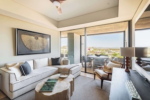 TV - Punto Nima: PH Luxe with Large Terrace (San José del Cabo)