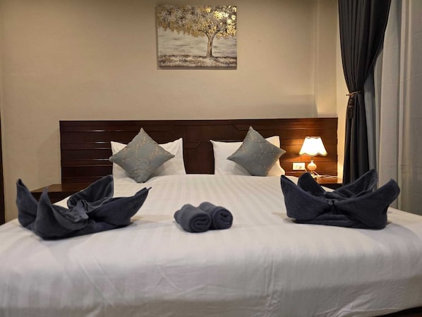 Elite kamer, 1 kingsize bed, niet-roken, uitzicht op de stad | Een kluis op de kamer, een bureau, een laptopwerkplek, gratis wifi