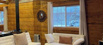 Charming 3-bedroom cabin with WiFi, AC in soothing Wasilla