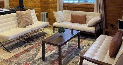 Charming 3-bedroom cabin with WiFi, AC in soothing Wasilla
