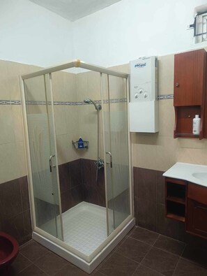 Douche, sĂšche-cheveux, bidet