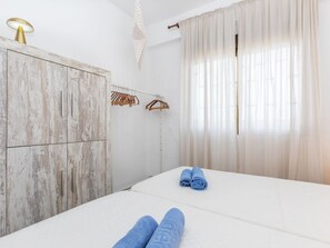 2 bedrooms, desk, Internet