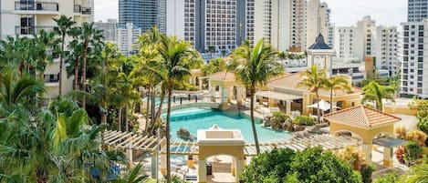 屋内プール、2 つの屋外プール、プール パラソル、サンラウンジャー