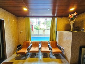 Habitació de luxe, diversos dormitoris, vistes al turó | Sala d'estar | Llibres