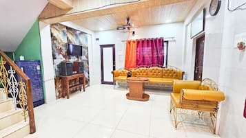 Luxury Room, Multiple Bedrooms, Hill View | Living area | Books