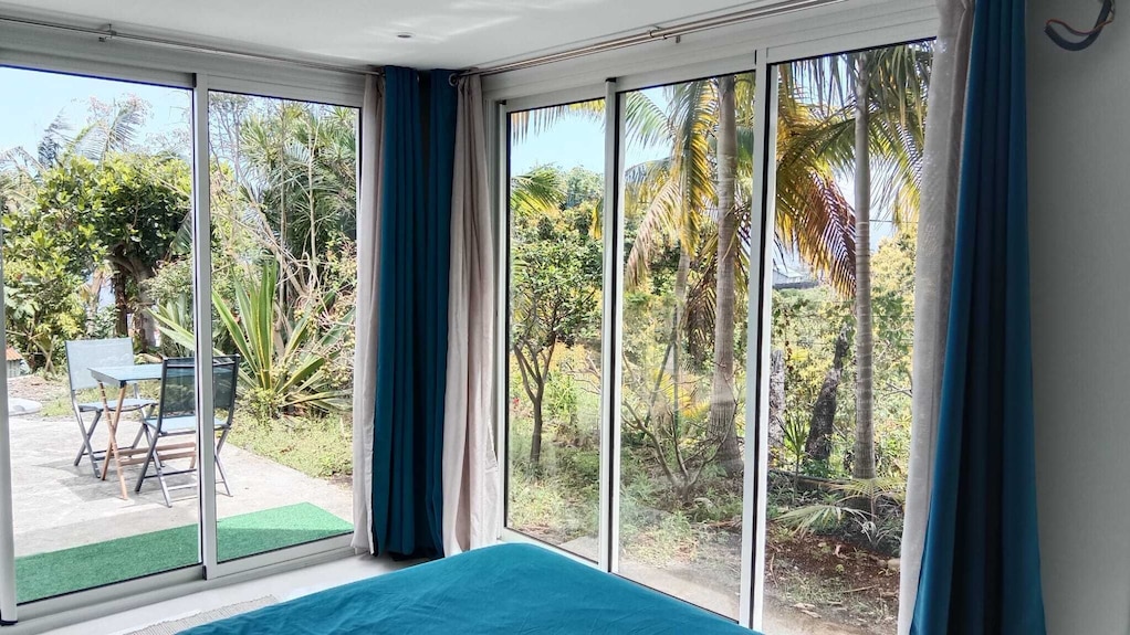 Chambre D'hôtes Avec Mer Et Montagnes, Au Milieu D'un Paradis De Verdure, - Saint-Pierre
