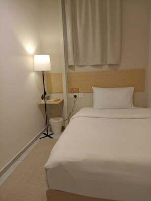 9 bedrooms, desk, WiFi - Private room 8m for men. Bed, AC, side table, Wi-Fi. Shared baths, lounges. (Buraydah)