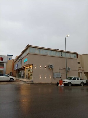 Exterior - Private room 8m for men. Bed, AC, side table, Wi-Fi. Shared baths, lounges. (Buraydah)