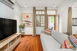 Living area - 48B 1BHK Bandra W by The Bombay Home Company (Mumbai)