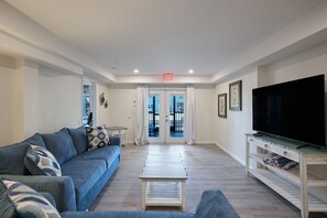 TV, offices - Gorgeous condo with heated pool and spa, steps to beach (Fort Myers Beach)