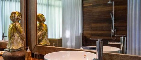 Shower, jetted bath, hair dryer, bidet