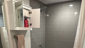 Ein modernes Badezimmer mit Toilette, Badewanne und Waschbecken.