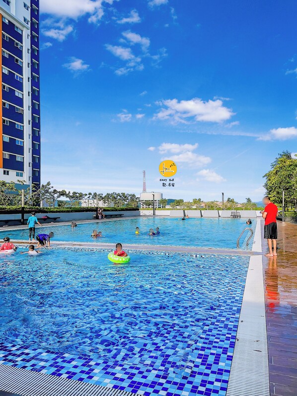 2 kolam renang terbuka