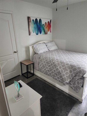 3 bedrooms, desk, iron/ironing board, travel cot - 10 Minutes from Fort Cavasos. WiFi, Netflix, Prime, Quit Subdivision (Killeen)