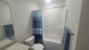 Secadora de cabello, toallas, papel de baño