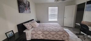 3 habitaciones, escritorio y tabla de planchar con plancha