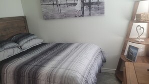 3 slaapkamers, een bureau, een strijkplank/strijkijzer, reisbedje