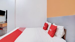 A hotel room with a bed, a desk, and a chair. - Hotel O Tegalsari Near Tunjungan Plaza (Surabaya)