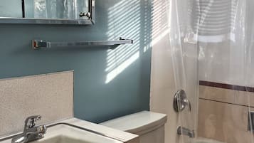 Een douche, handdoeken, toiletpapier
