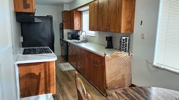 Microwave, oven, dishwasher, coffee/tea maker