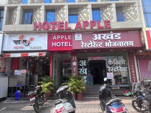 Front of property - Hotel Apple (Indore)