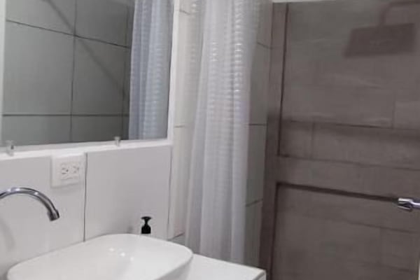 Shower, free toiletries, towels